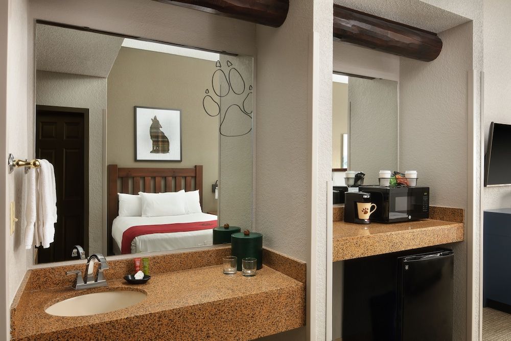 Great Wolf Lodge Boston / Fitchburg, MA Grizzly Wolf Den Suite - Water Park Included 7