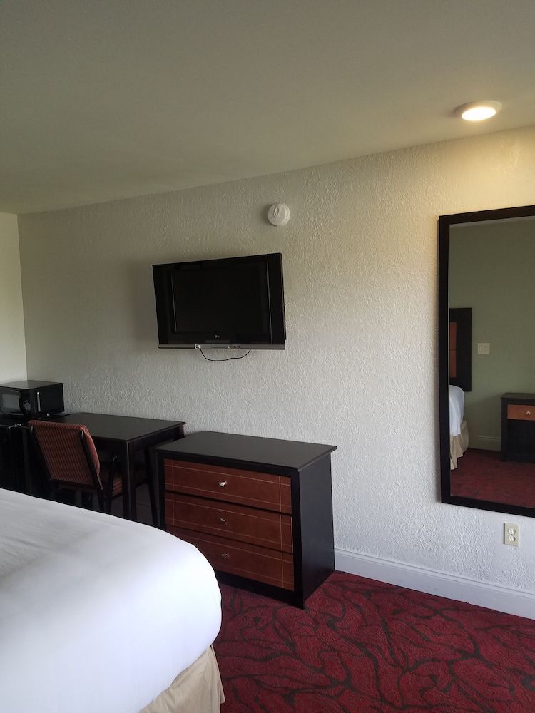 Budgetel Pompano Beach Standard Room, 1 King Bed 7
