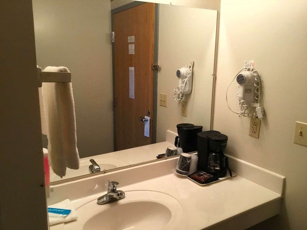 Simple Rewards Inn Shelbina Economy Double Room 4