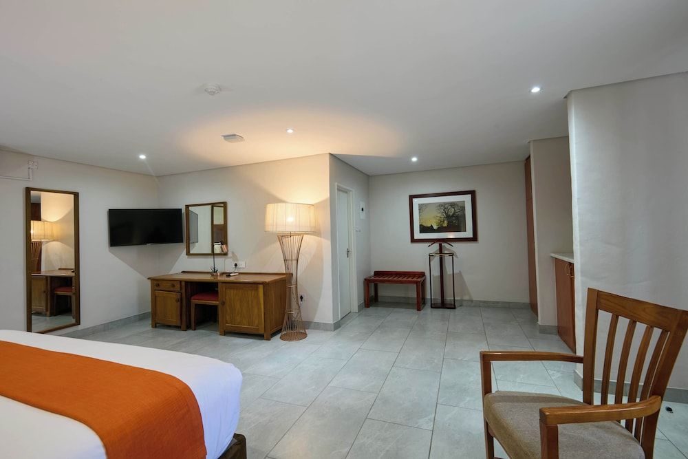 Cresta Jwaneng Deluxe Room, Multiple Beds, Garden View (Deluxe King Room) 4