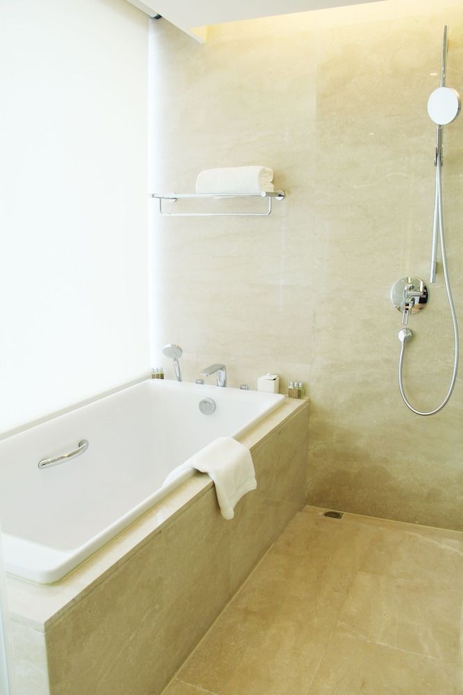 Swiss Grand Nanchang Superior King Bed Room 4