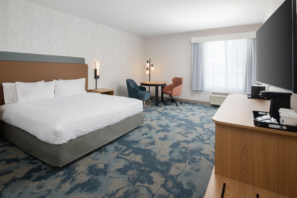 Room, 1 King Bed, Refrigerator & Microwave