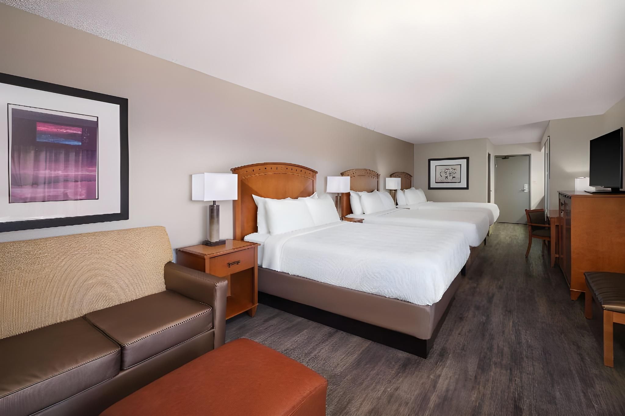 Suite - 2 Queen Beds, Nonsmoking, Queen, Family Suite, Couch