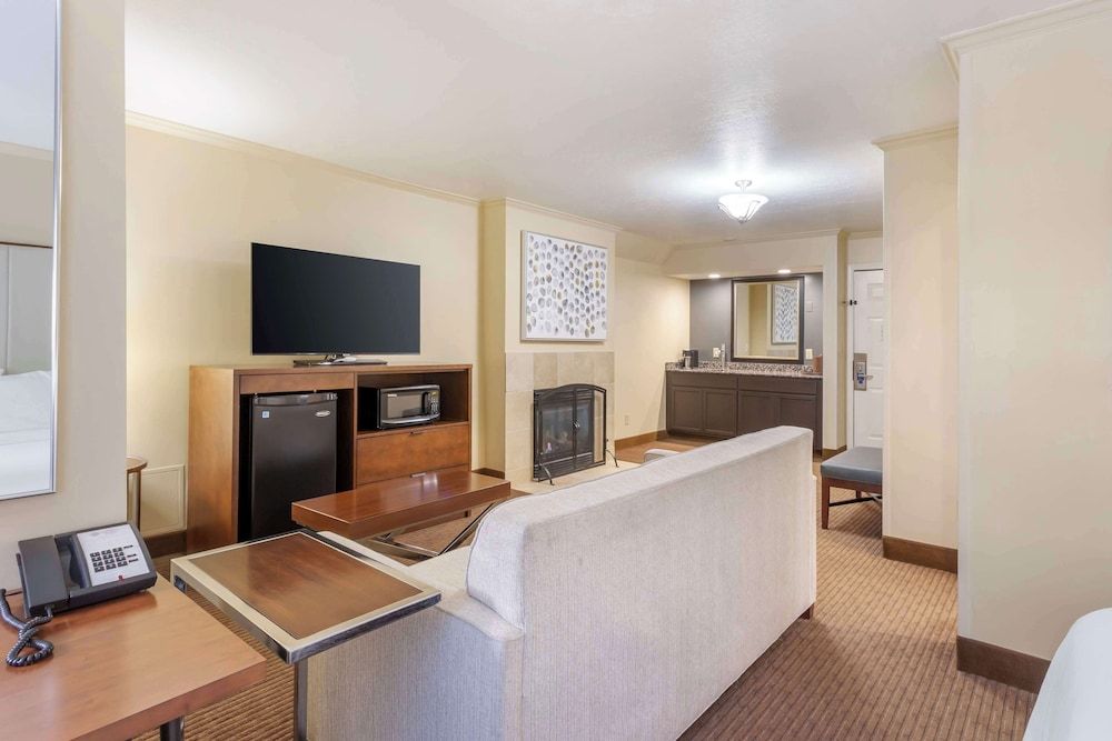 Best Western Plus Cottontree Inn Executive Suite, 1 King Bed, Non Smoking, Jetted Tub 4