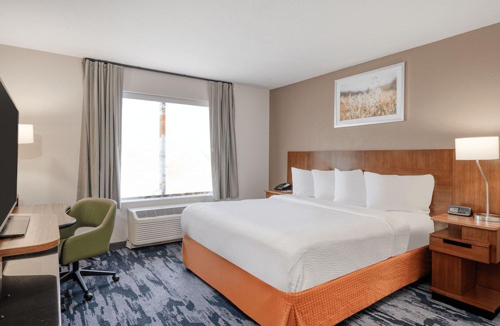 Room, 1 King Bed, Non Smoking (Hearing Accessible)