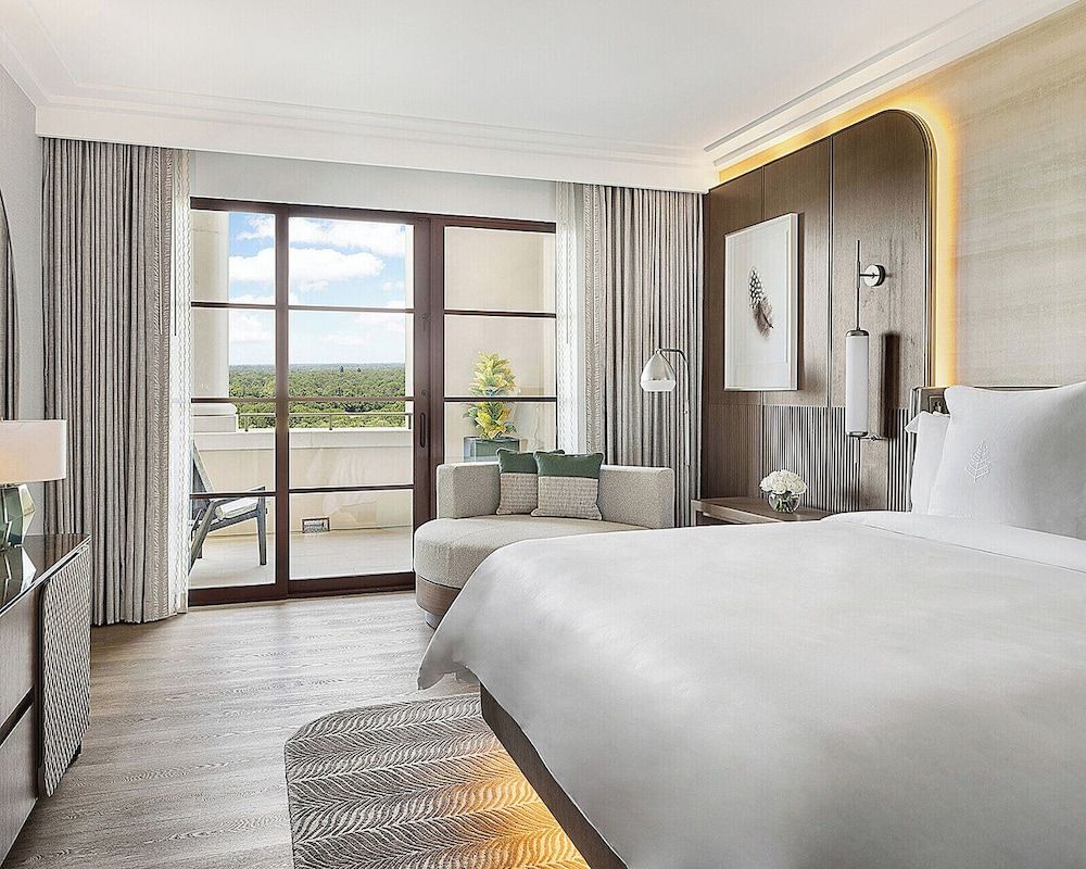Deluxe Suite, 1 King Bed, Lake View