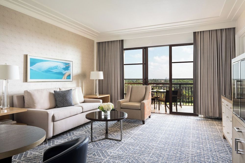 Golden Oak View One Bedroom Accessible Suite - King