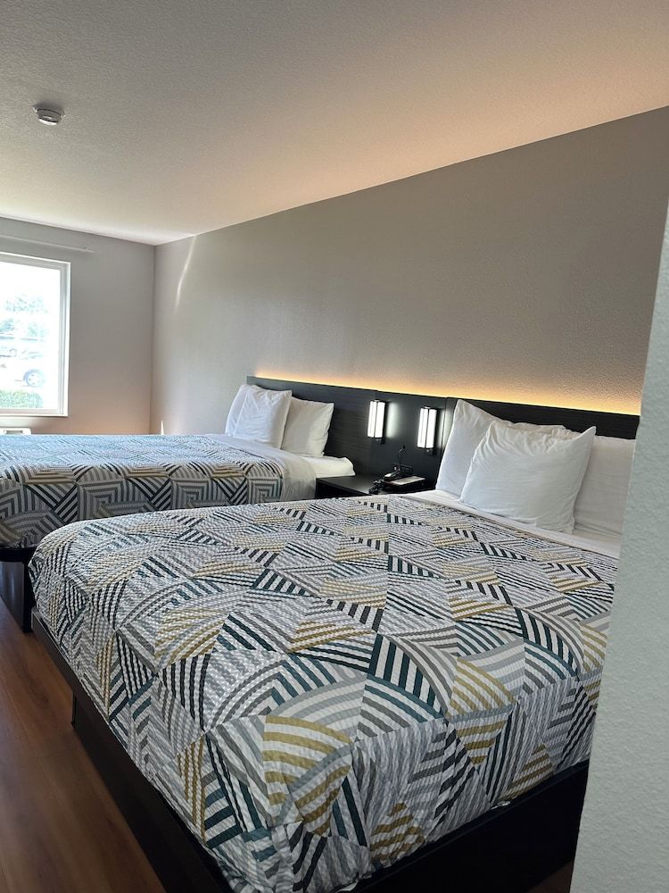 Motel 6 Seaside, OR Standard Room, 2 Queen Beds, Non Smoking 5