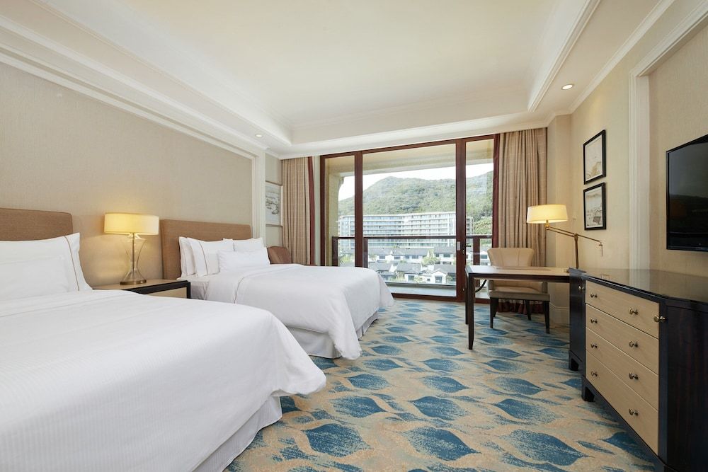 Room, 2 Twin Beds, Balcony, Mountain View