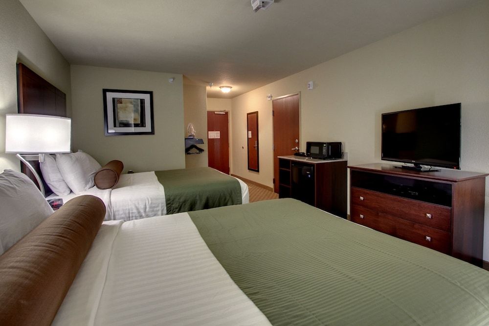 Cobblestone Inn & Suites - Rugby Room, 2 Queen Beds, Accessible, Non Smoking 2