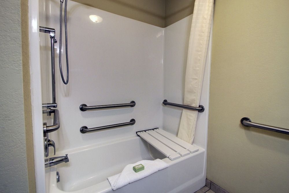 Cobblestone Inn & Suites - Rugby Room, 2 Queen Beds, Accessible, Non Smoking 4