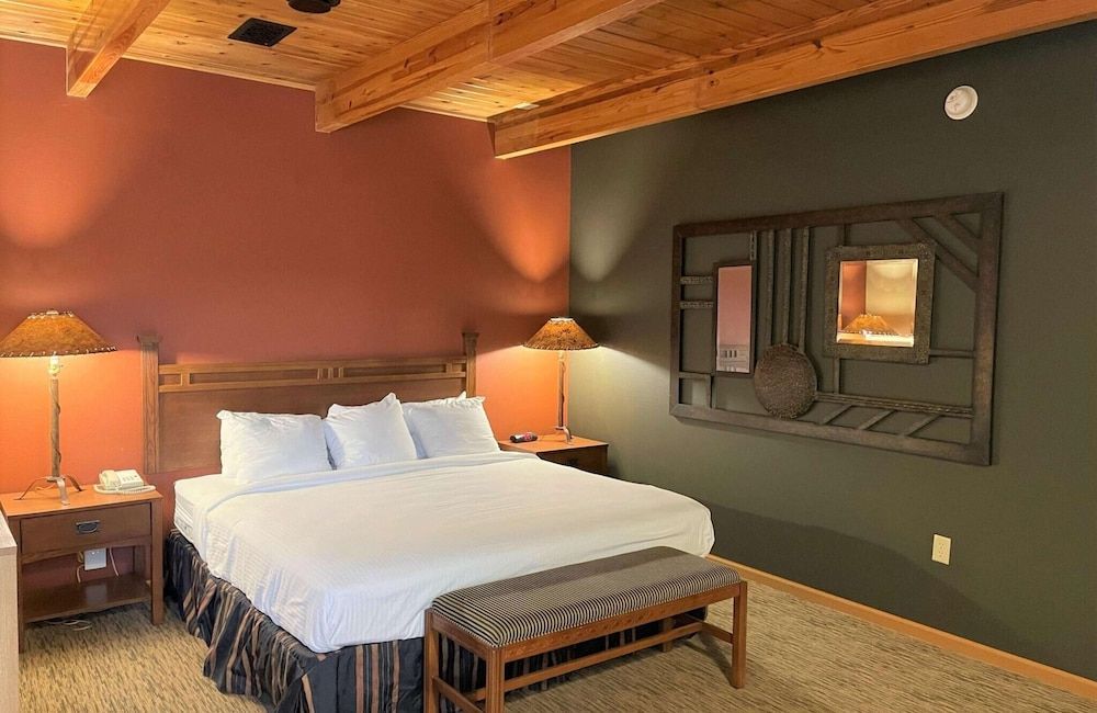Crossroads Hotel and Event Center Cabin, 1 King Bed 3