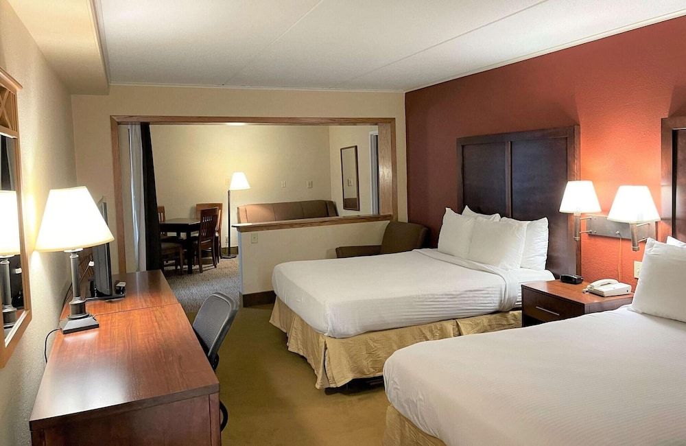 Crossroads Hotel and Event Center Standard Triple Room 2