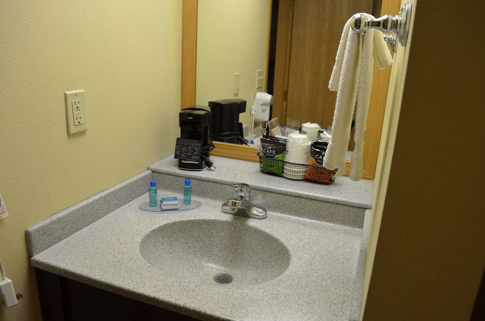 Crossroads Hotel and Event Center Standard Triple Room 7