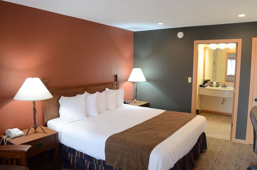 Crossroads Hotel and Event Center Cabin, 1 King Bed 2