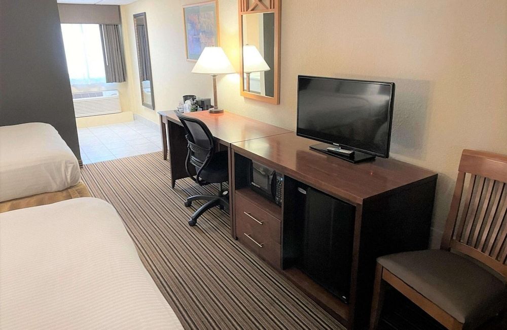 Crossroads Hotel and Event Center Standard Double Room, Mobility Accessible 12