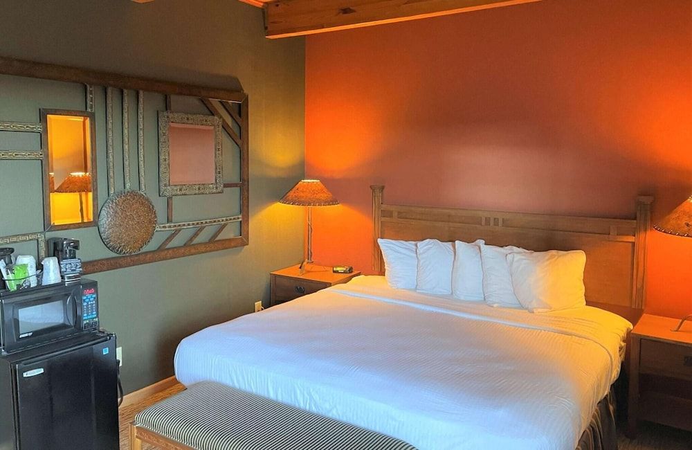 Crossroads Hotel and Event Center Cabin, 1 King Bed 4