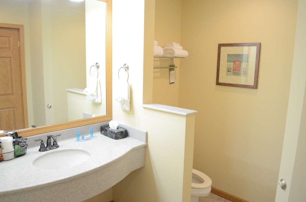 Crossroads Hotel and Event Center Cabin, 1 King Bed 6