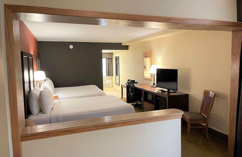 Crossroads Hotel and Event Center Standard Triple Room