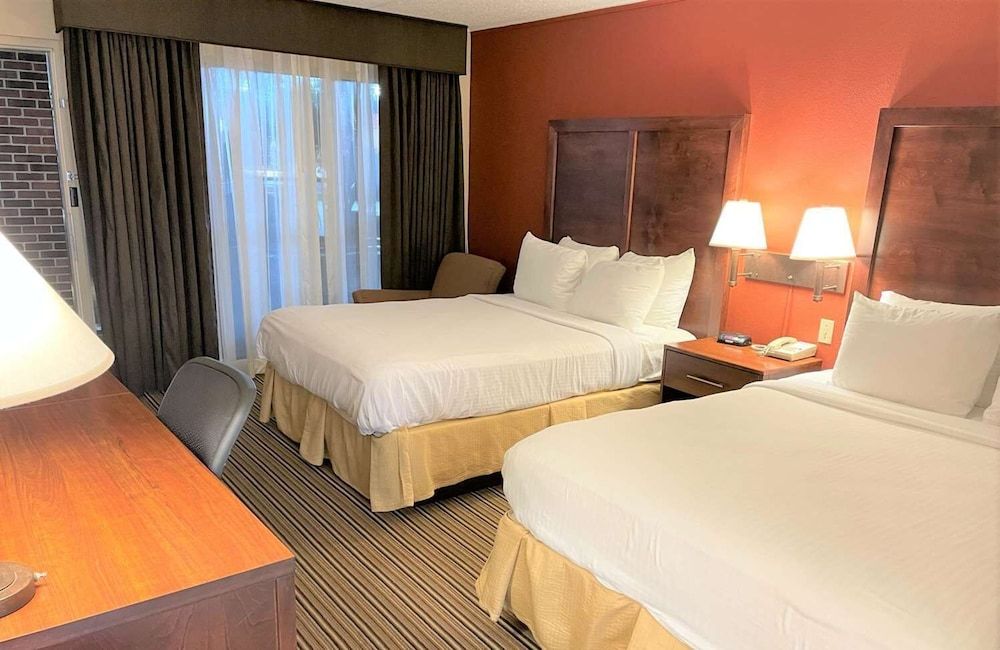 Crossroads Hotel and Event Center Standard Double Room, Mobility Accessible 6