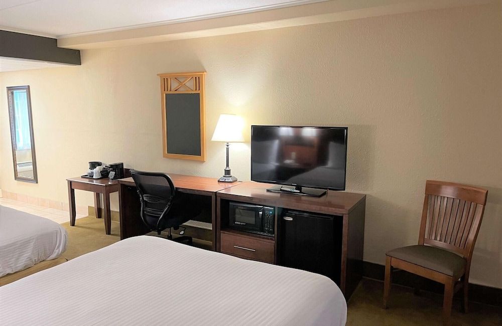 Crossroads Hotel and Event Center Standard Double Room, Mobility Accessible 11