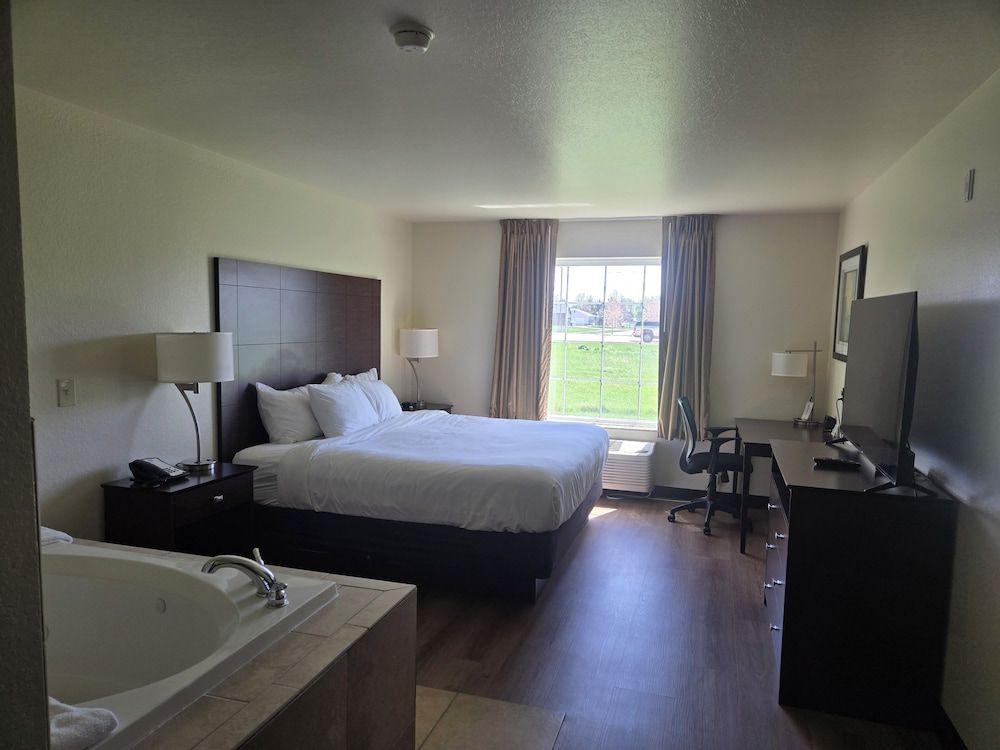 Cobblestone Inn & Suites - Schuyler Room, 1 King Bed, Non Smoking 5