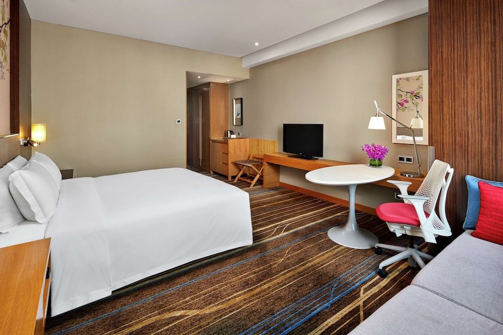 Hilton Garden Inn Shenzhen Bao'an Room, 1 King Bed, City View