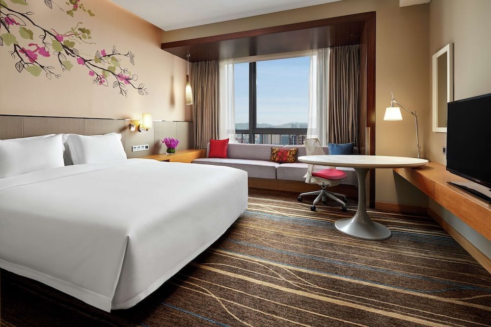 Hilton Garden Inn Shenzhen Bao'an Room, 1 King Bed, City View 3