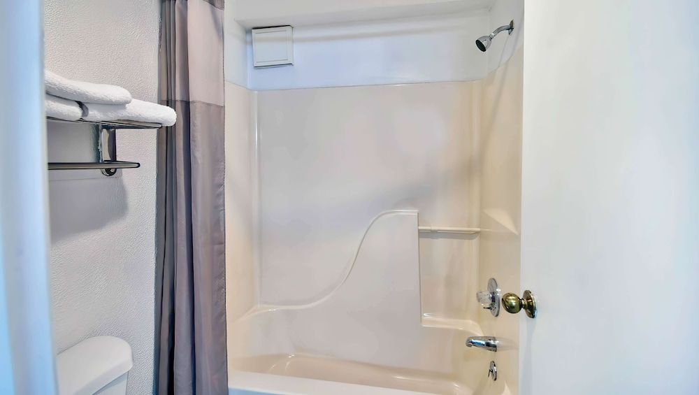 Motel 6 Grand Rivers, KY Deluxe Room, 2 Queen Beds, Smoking, Refrigerator & Microwave 5