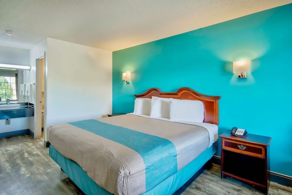 Motel 6 Grand Rivers, KY Deluxe Room, 1 King Bed, Smoking, Refrigerator & Microwave