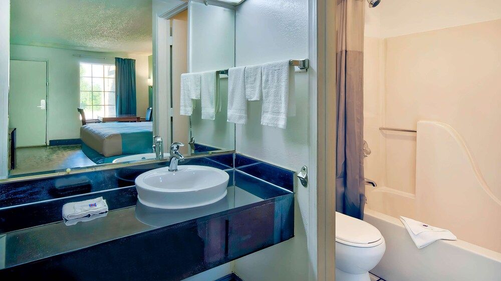 Motel 6 Grand Rivers, KY Deluxe Room, 2 Queen Beds, Smoking, Refrigerator & Microwave 6