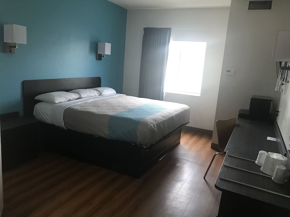 Standard Room, 1 Double Bed, Non Smoking (ADA, Bathtub and Shower Combo)