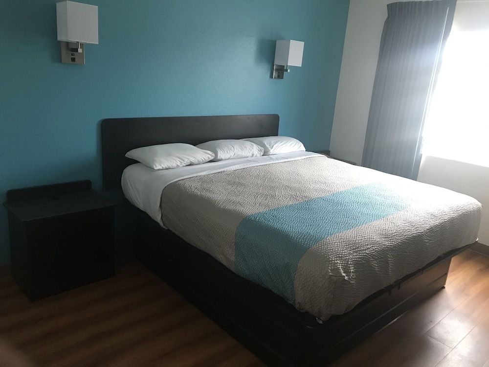 Deluxe Room, 1 King Bed, Non Smoking, Refrigerator & Microwave