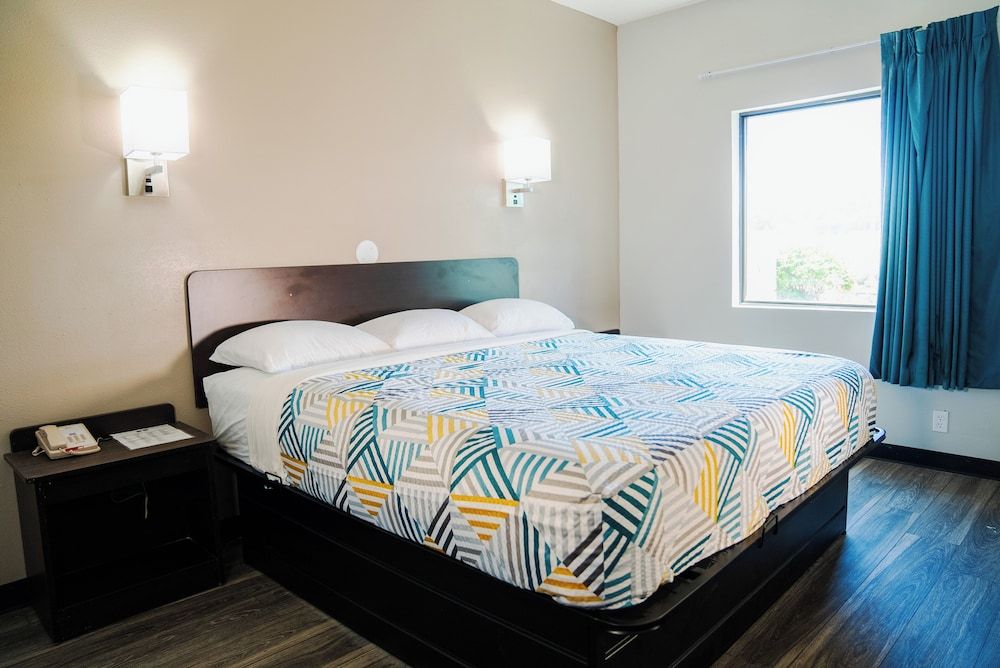 Deluxe Room, 1 Queen Bed, Non Smoking, Refrigerator & Microwave