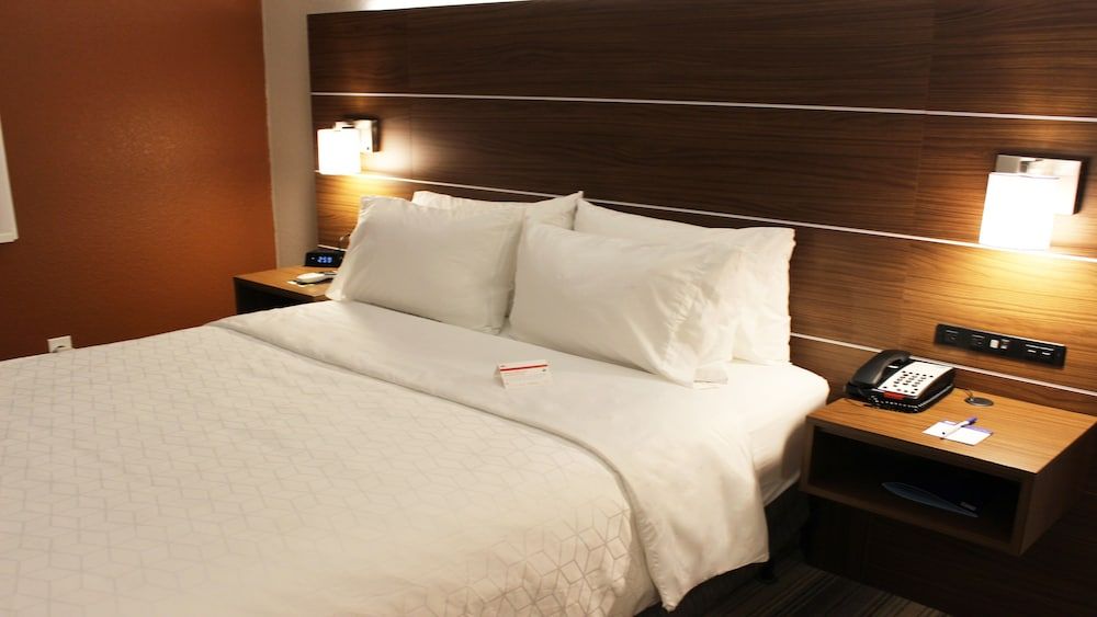 Standard Room, 1 Queen Bed, Accessible Bathtub (Communications)