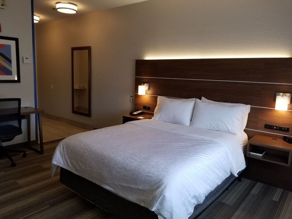 Standard Room, 1 Queen Bed, Accessible Bathtub (Communications)