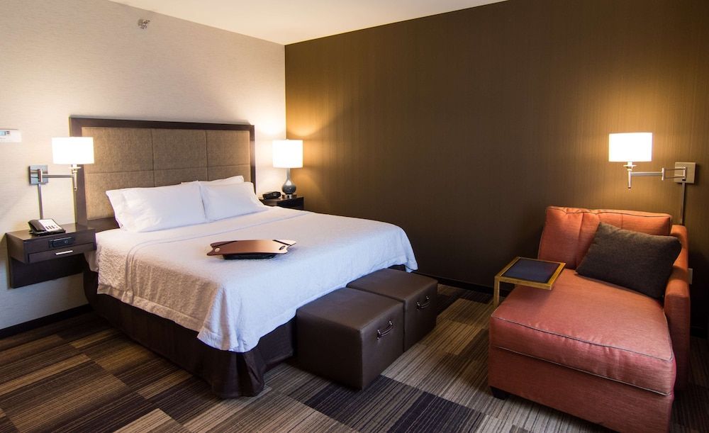 Room, 1 King Bed, Refrigerator