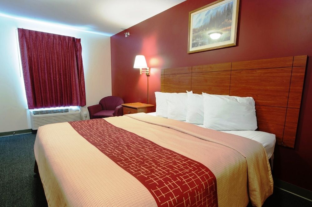 Red Roof Inn & Suites Dickinson Suite, 1 King Bed, Non Smoking, Kitchen (Larger) 4