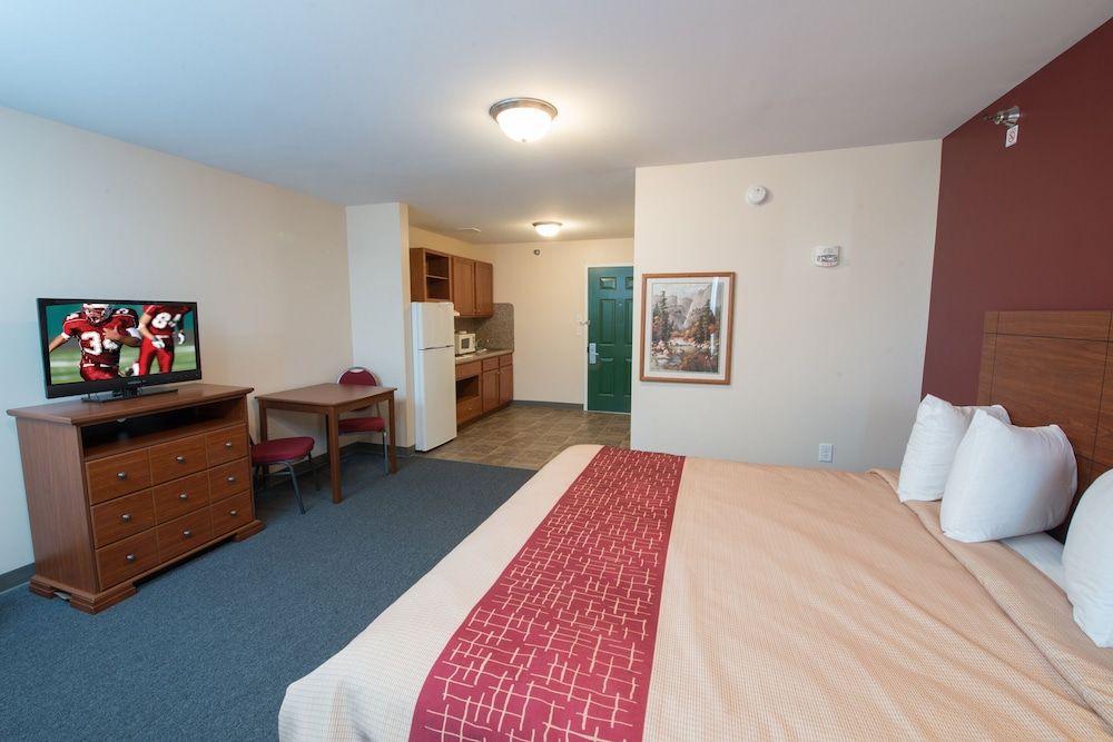 Red Roof Inn & Suites Dickinson Suite, 1 King Bed, Non Smoking, Kitchen (Larger) 5