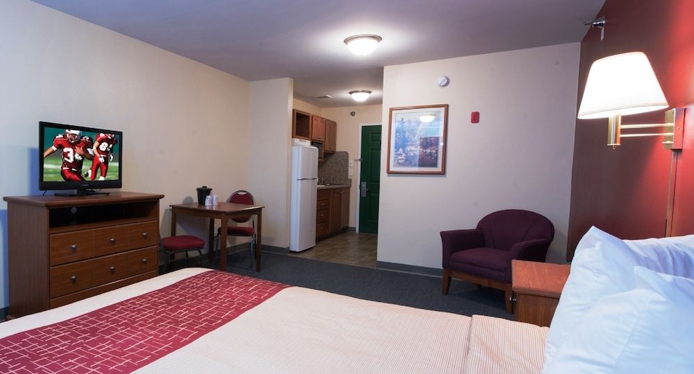 Red Roof Inn & Suites Dickinson Suite, 1 King Bed, Non Smoking, Kitchen (Larger) 8