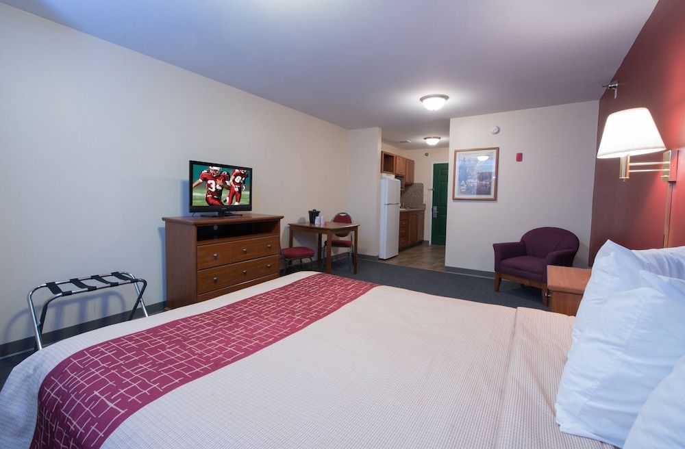Red Roof Inn & Suites Dickinson Suite, 1 King Bed, Non Smoking, Kitchen (Larger) 3