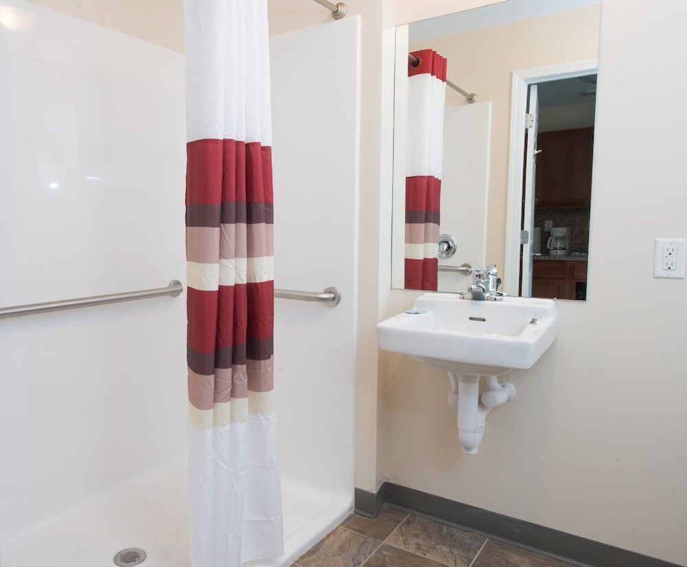 Red Roof Inn & Suites Dickinson Suite, 2 Double Beds, Accessible, Non Smoking (Kitchen, Roll-In Shower) 5