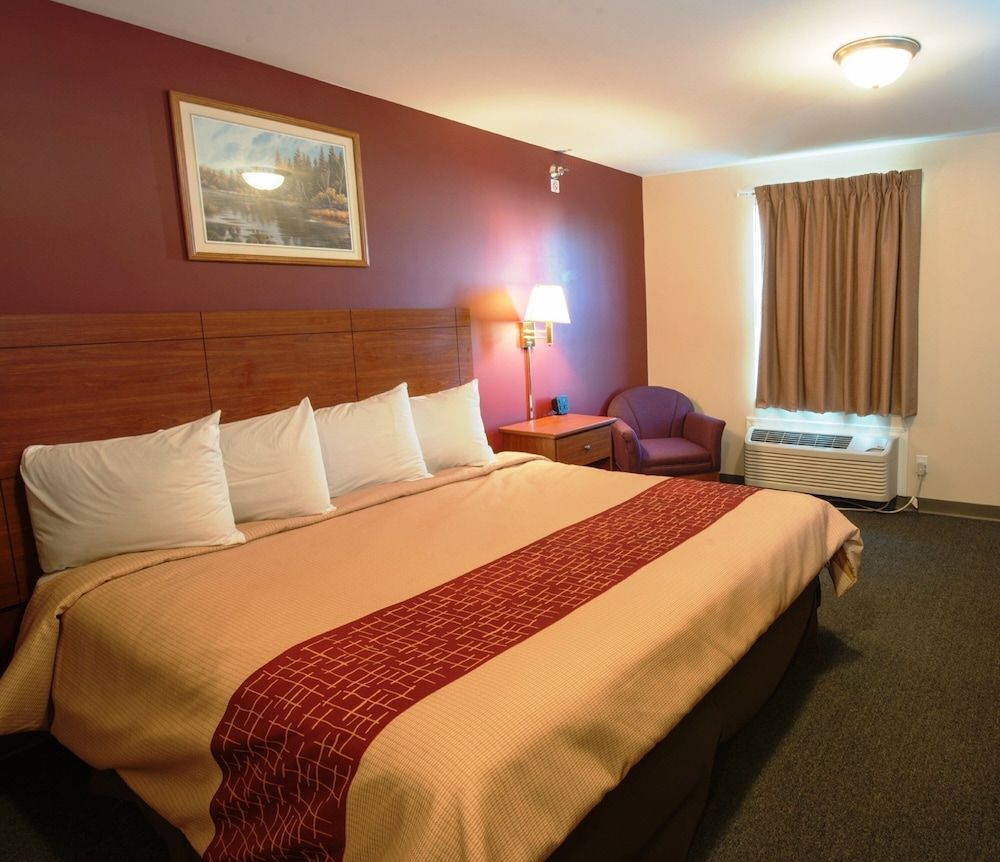 Red Roof Inn & Suites Dickinson Suite, 1 King Bed, Non Smoking, Kitchen (Larger) 2