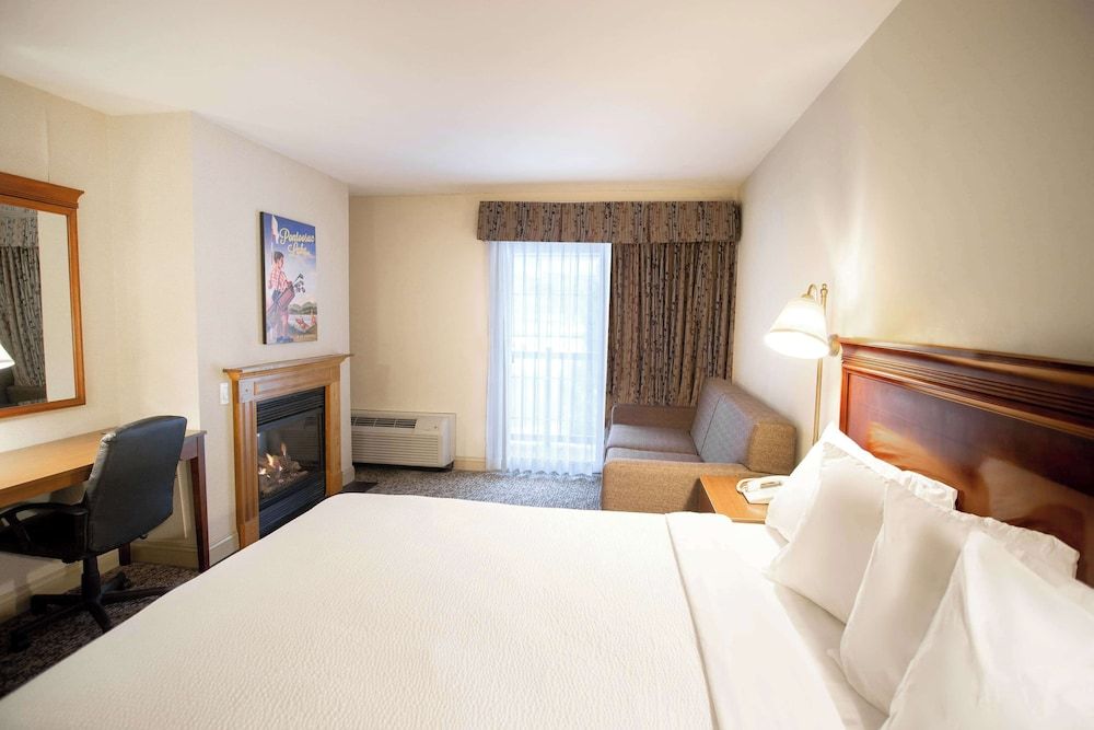 Deluxe Room, 1 King Bed, Non Smoking, Mountain View
