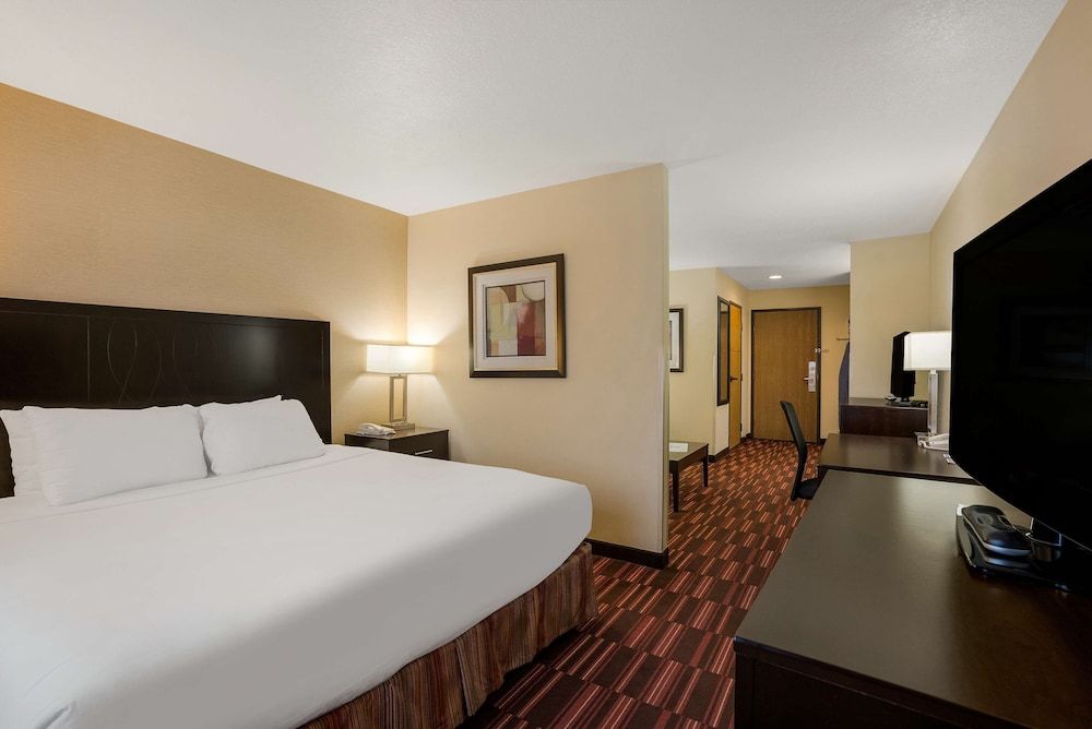 Best Western Hermiston Inn Suite, 1 King Bed, Refrigerator & Microwave 3