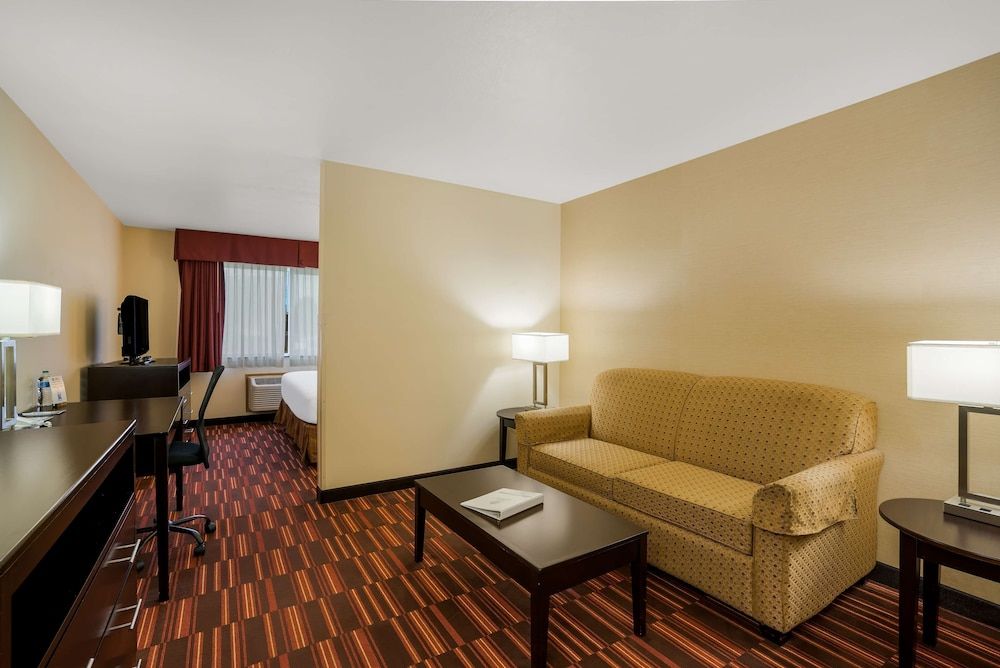 Best Western Hermiston Inn Suite, 1 King Bed, Refrigerator & Microwave 2