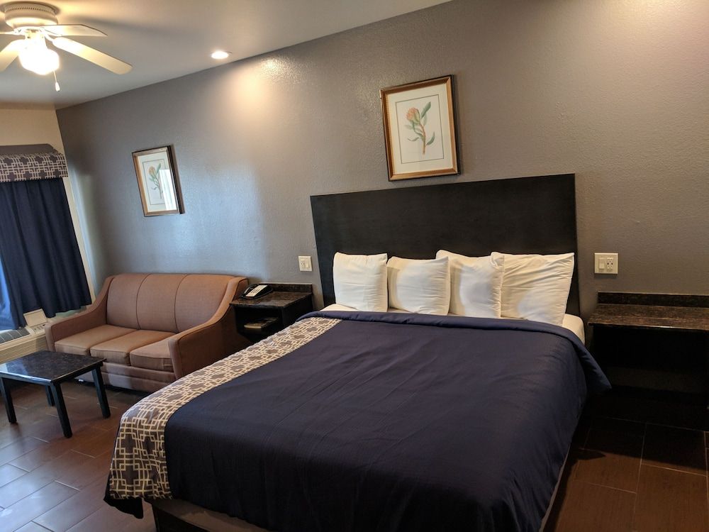 Deluxe Room, 1 King Bed, Smoking