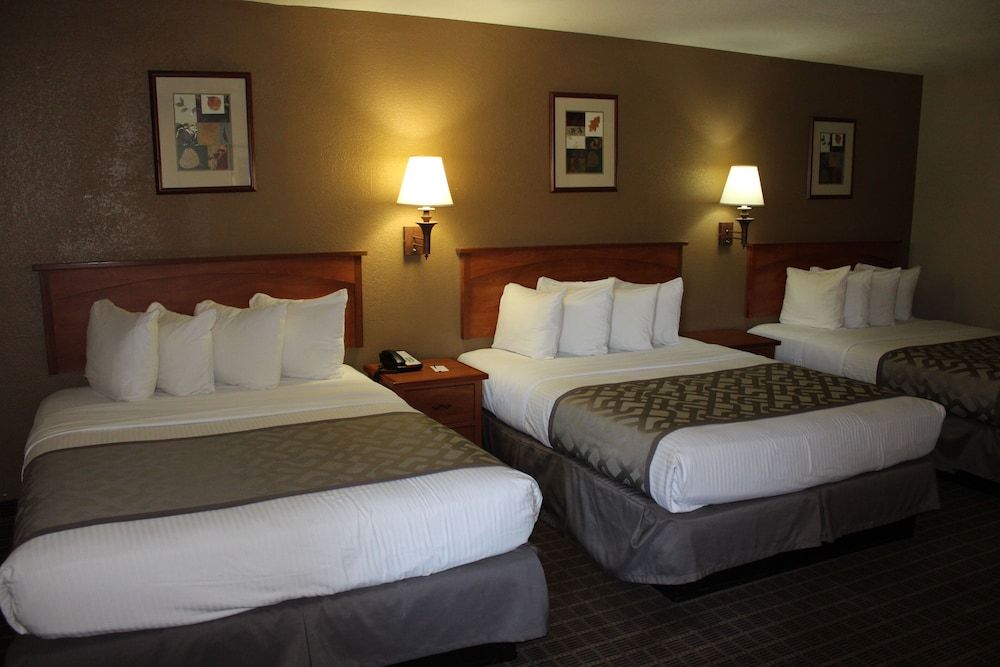 Cajon Pass Inn Queen Room with 3 Queen Beds Non Smoking