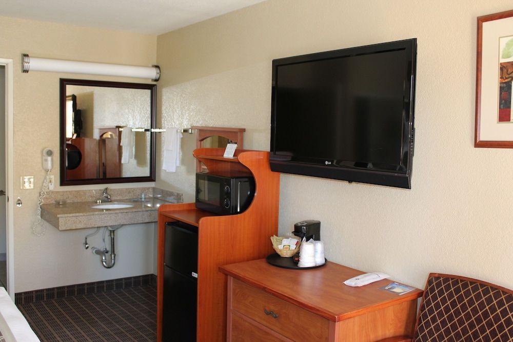 Cajon Pass Inn Queen Room-Disability Access-Smoking 5