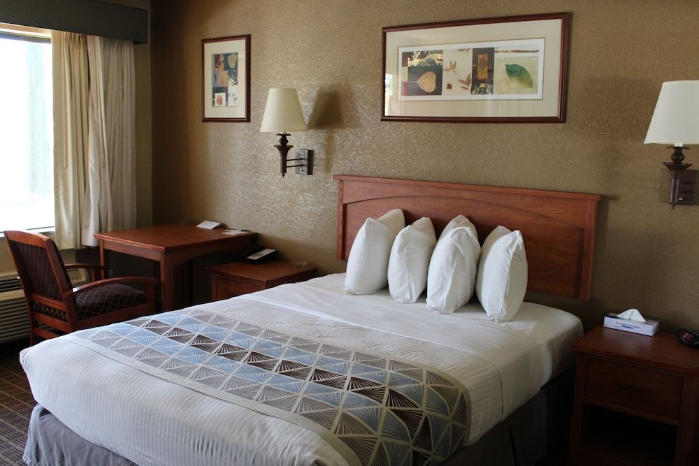 Cajon Pass Inn Queen Room-Disability Access-Smoking 2